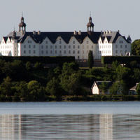 Bild vergrern: Blick vom Plner See auf das Schloss